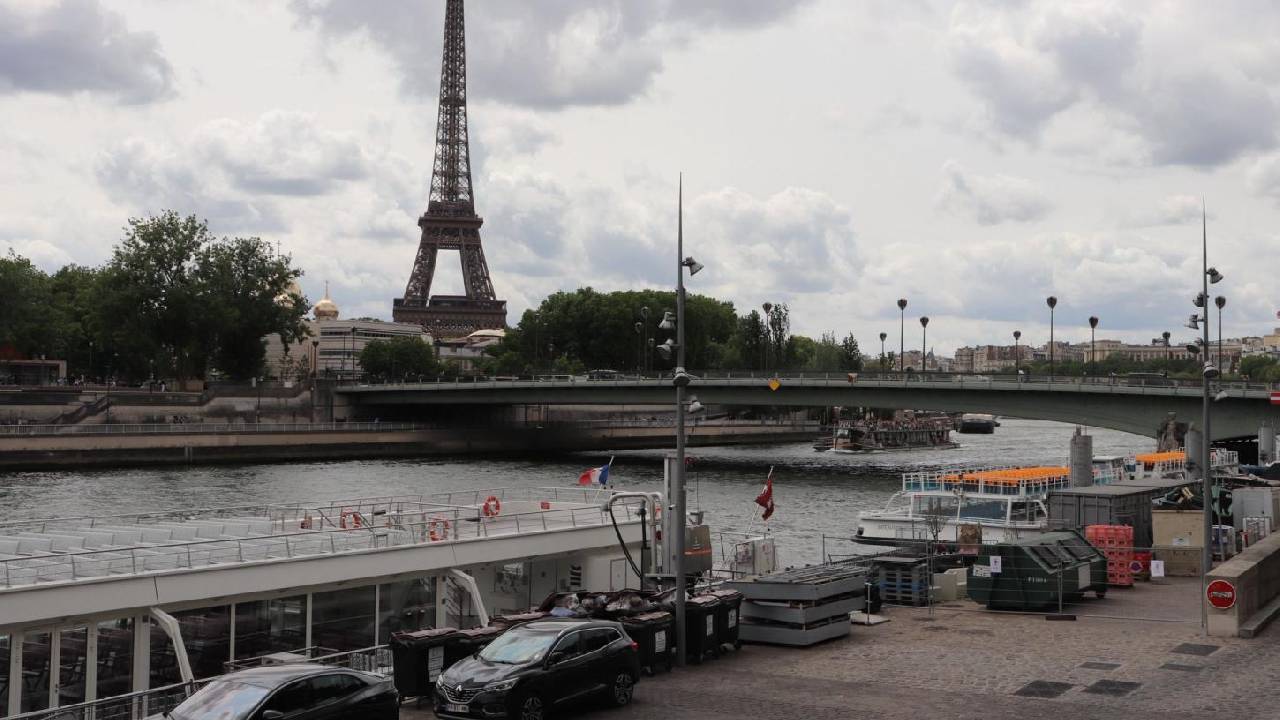 AS PONTES DE PARIS: TRAVESSIAS DE PEDRA E DE SILÊNCIO