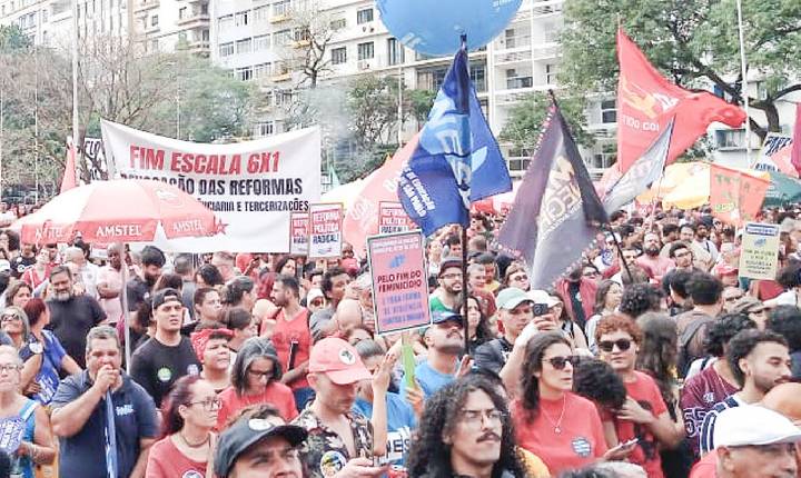 Manifestação em SP pede fim da escala 6x1 e ações contra o feminicídio