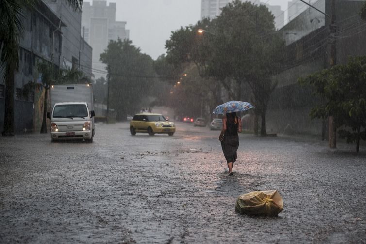 Defesa Civil de SP alerta para ocorrência de chuva forte no estado