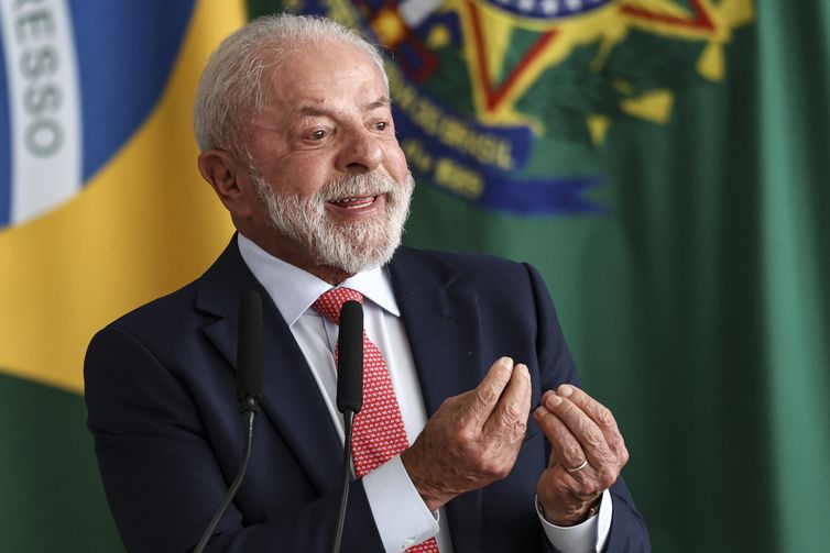 Lula: democracia é obra em construção e deve ser zelada e defendida